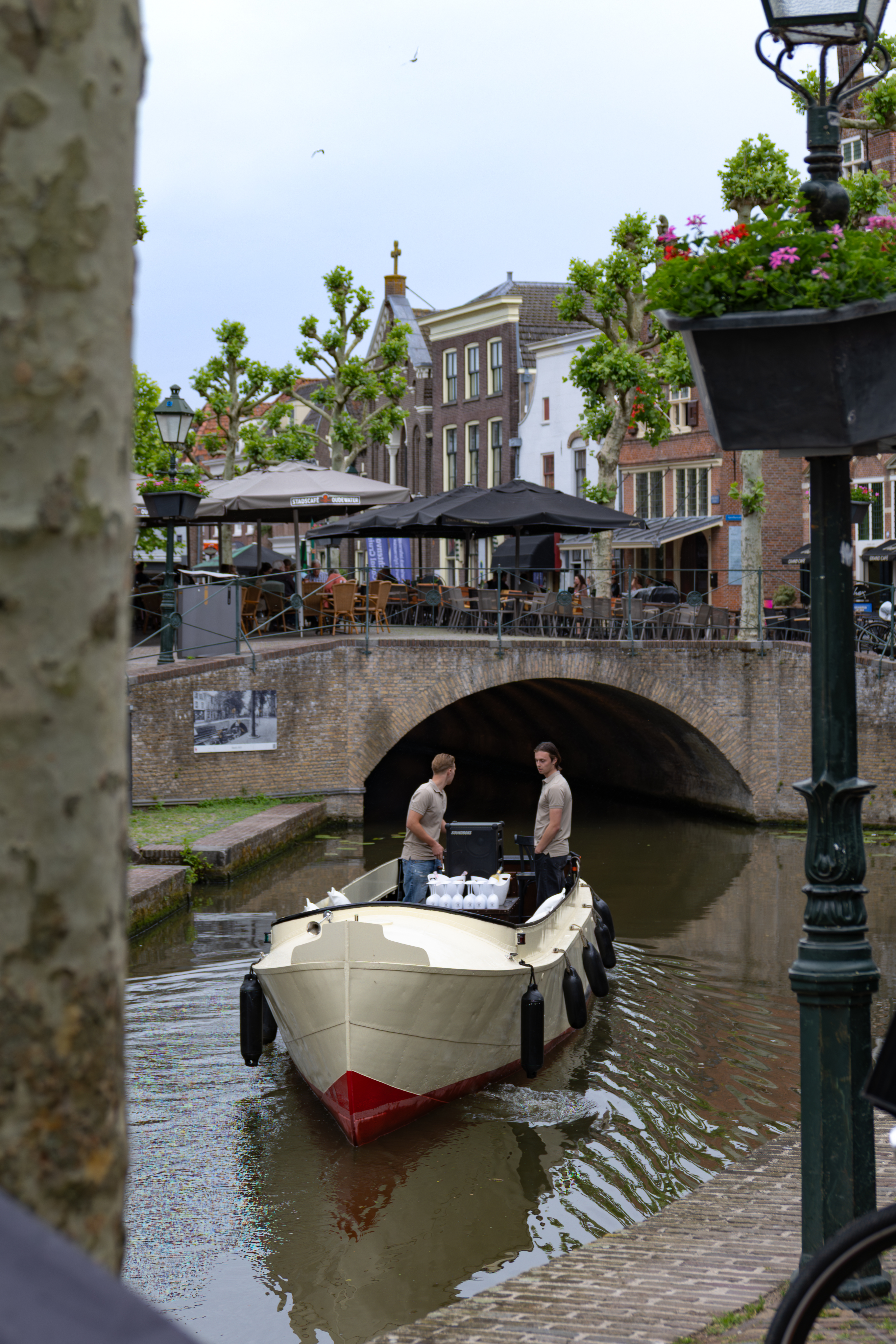 De Bacchus salonboot onder een brug in historisch Oudewater