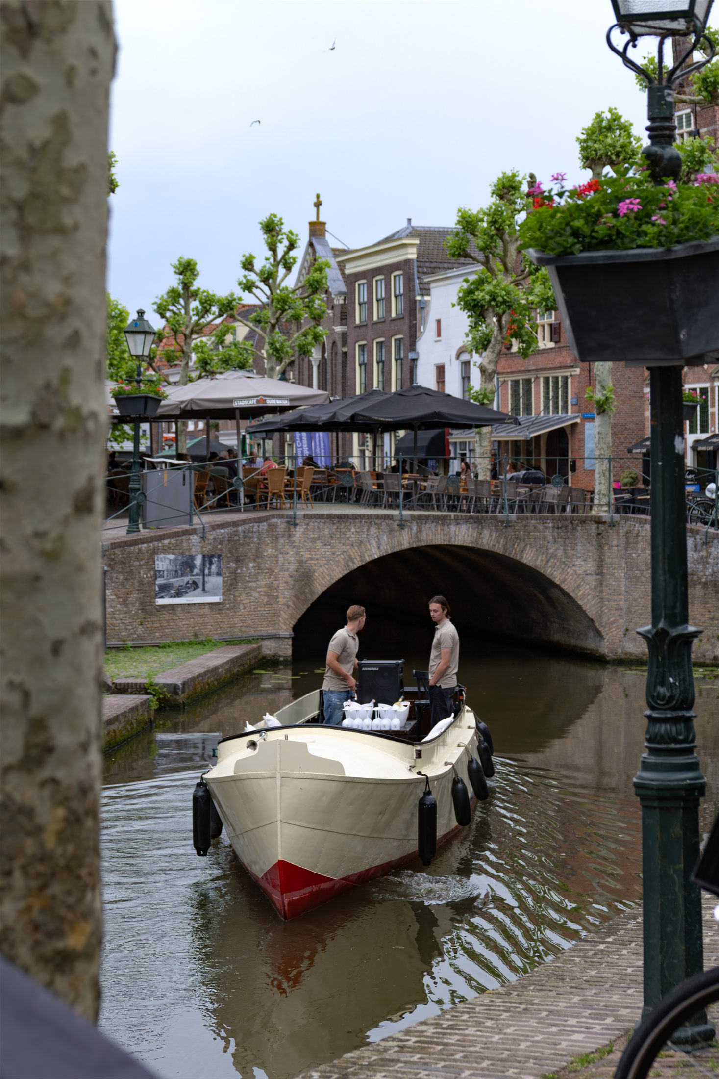 De Bacchus salonboot in de gracht van historisch Oudewater